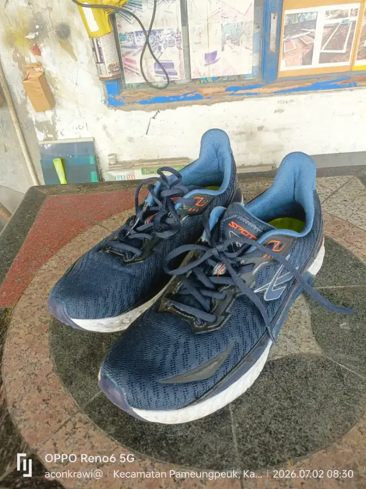 Sepatu anak laki-laki