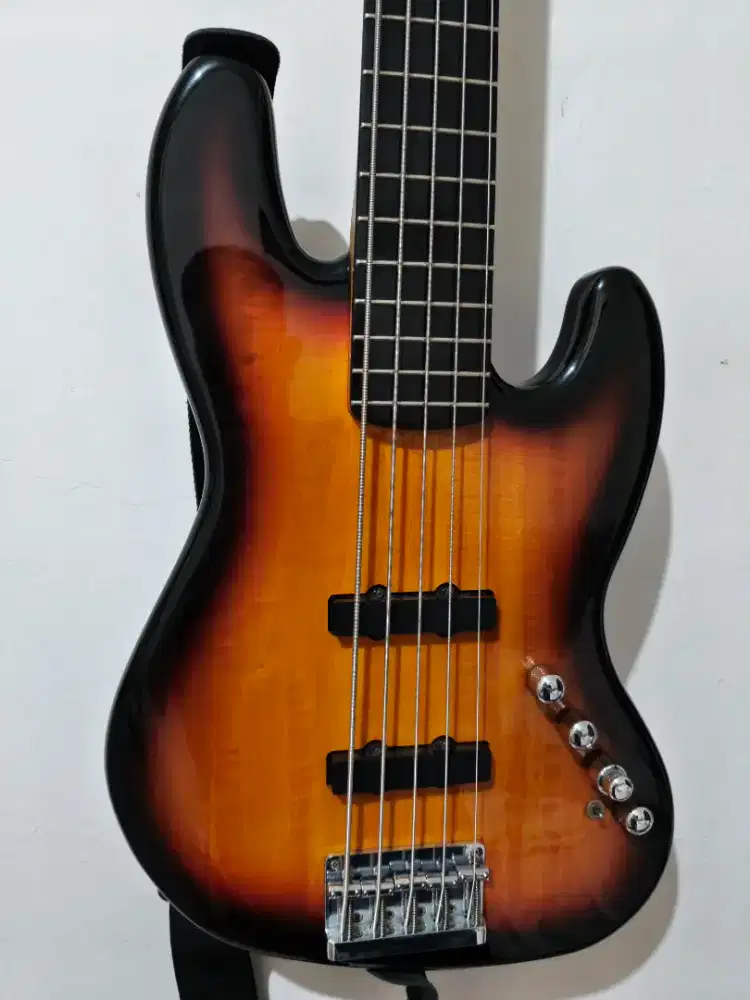SQUIER JAZZ BASS DELUXE V