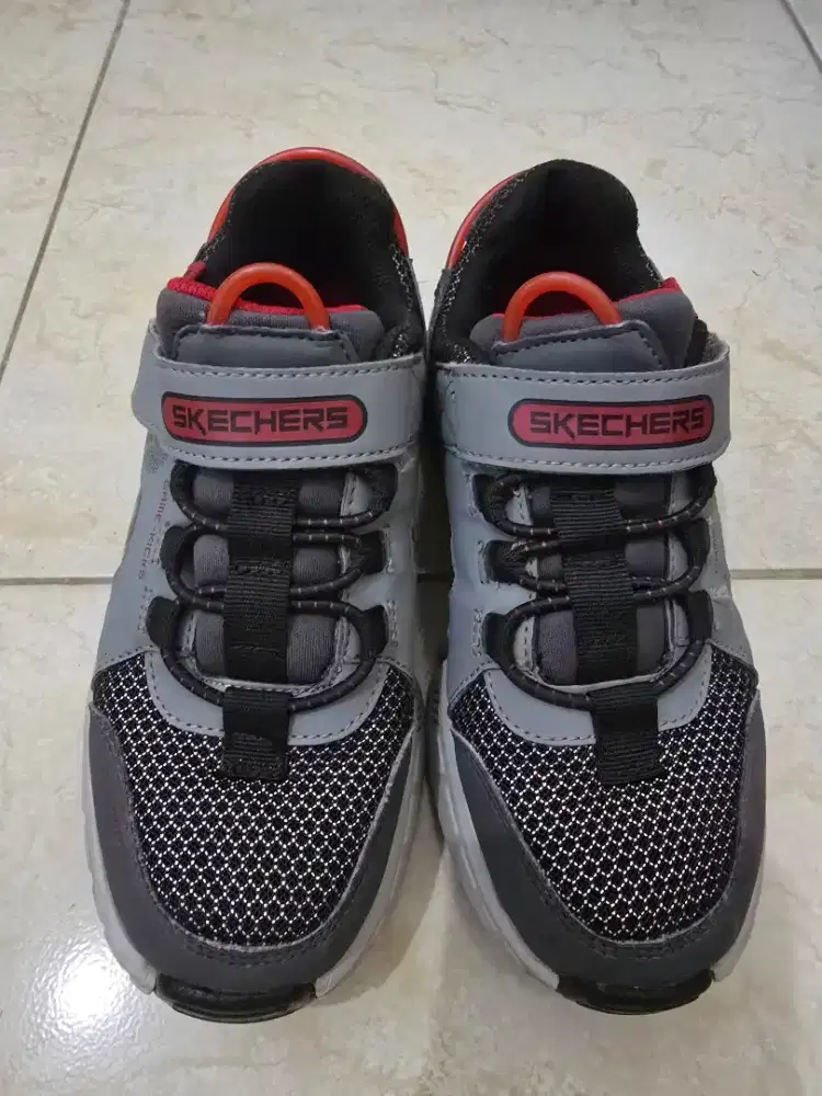 Dijual sepatu anak skechers seri game kick jarang dipake masih bagus