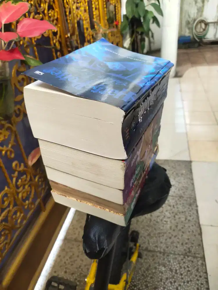 buku cerita fiksi Herry Potter jilid 1-5 , kondisi baik