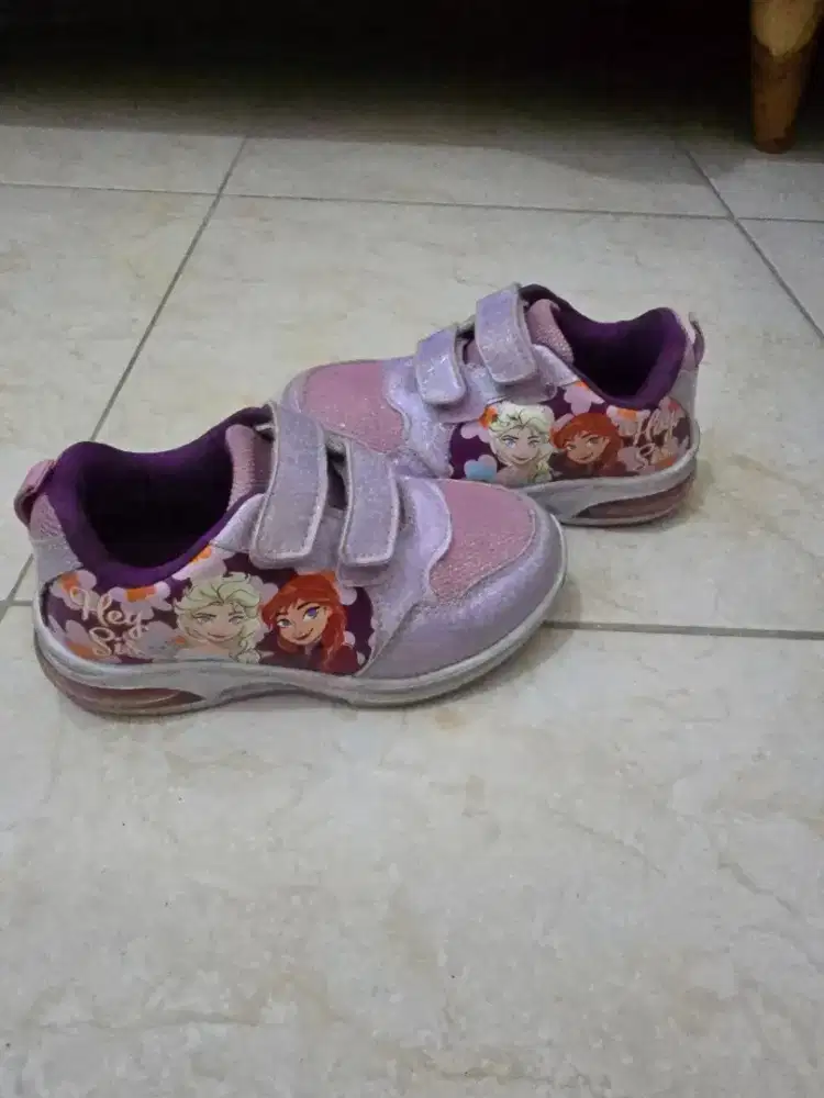 dijual sepatu anak disney frozen masih bagus