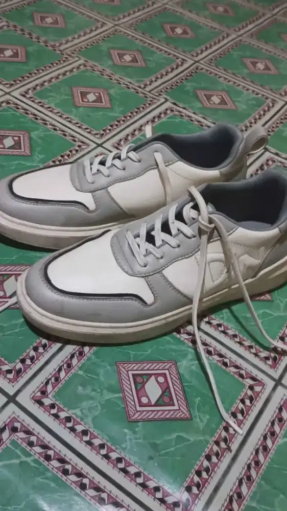 SEPATU DONATELO , JARANG TEPAKAI ,LENGKAP MASIH LAWAN KOTAK NY.