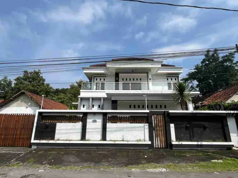 RUMAH MEWAH 2 LANTAI DENGAN TANAH LUAS STRATEGIS PINGGIR JALAN ASPAL DI MAGUWOHARJO