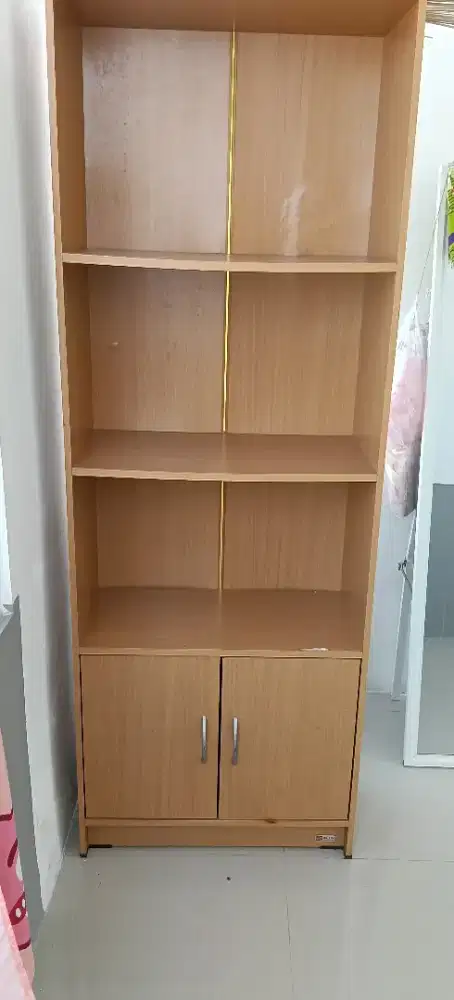 Lemari hiasan / buku