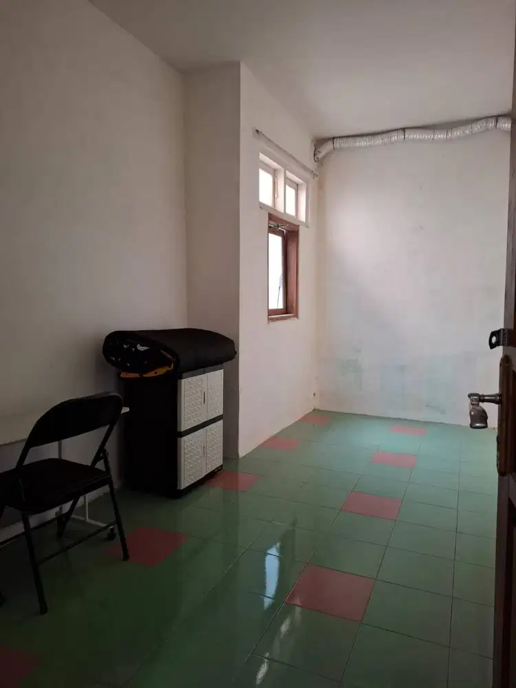 TRIMA KOST dengan tarif per bulan cukup miring.