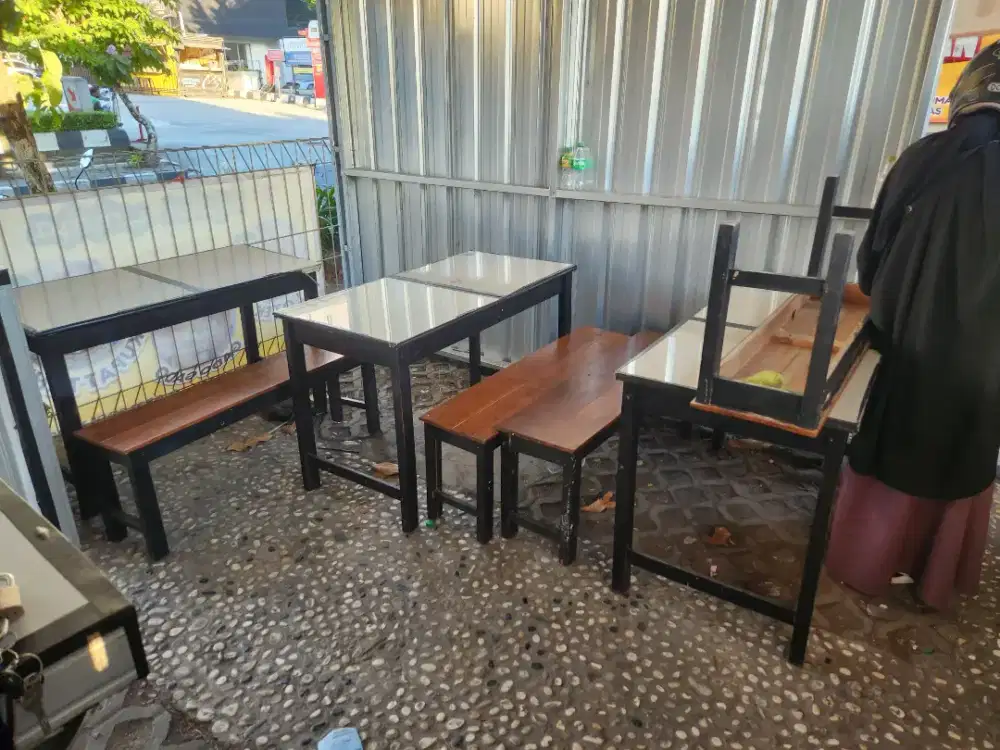 Meja dan kursi panjang