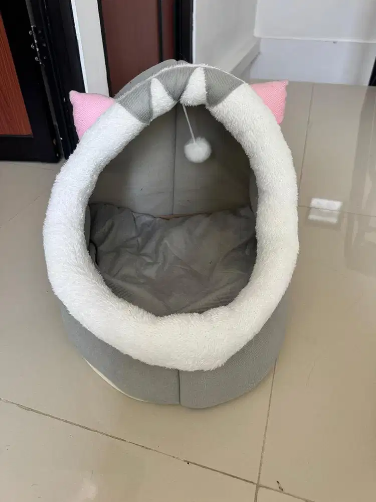 Tempat tidur & dispenser makan minum