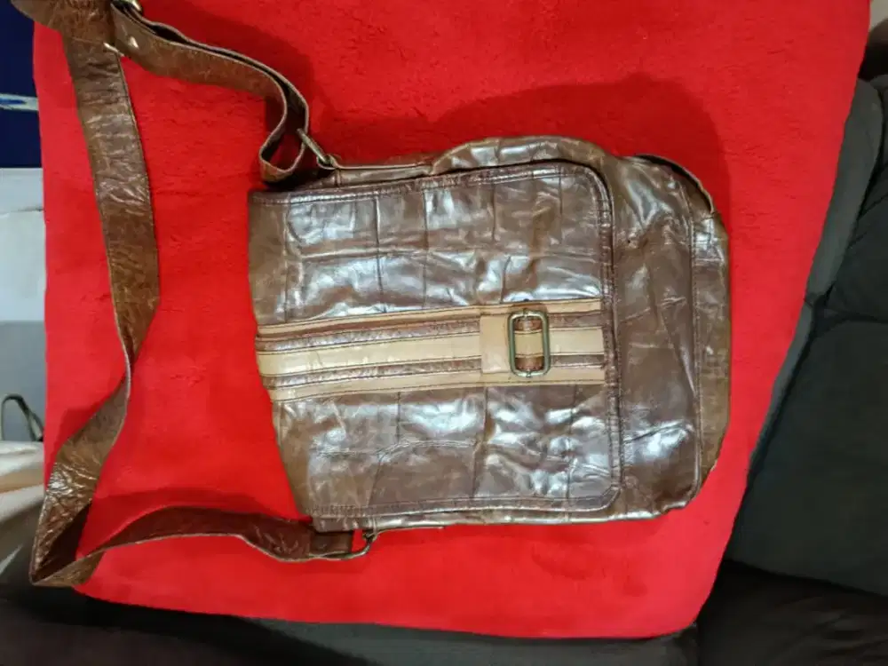 Tas slempang kondisi bagus full kulit