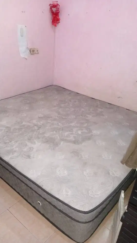 Jual cepat kasur merk uniland no1 dan lemari kayu jati