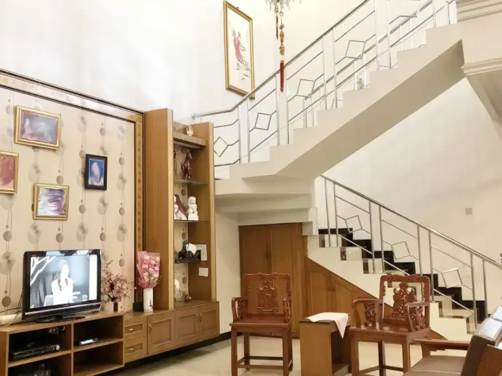DIJUAL RUMAH 2 LANTAI, STRATEGIS, AKSES MUDAH! LOKASI JATIWARINGIN PERBATASAN JAKARTA TIMUR!