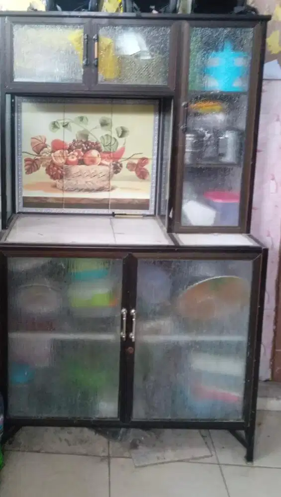 Lemari Kaca Perlengkapan Dapur