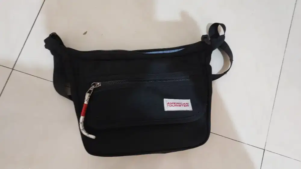 Dijual tas selempang kecil (sling bag) American Tourister Hitam