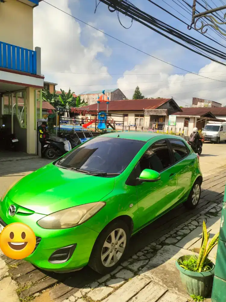 Mazda 2 AT warna hijau metalik low Km