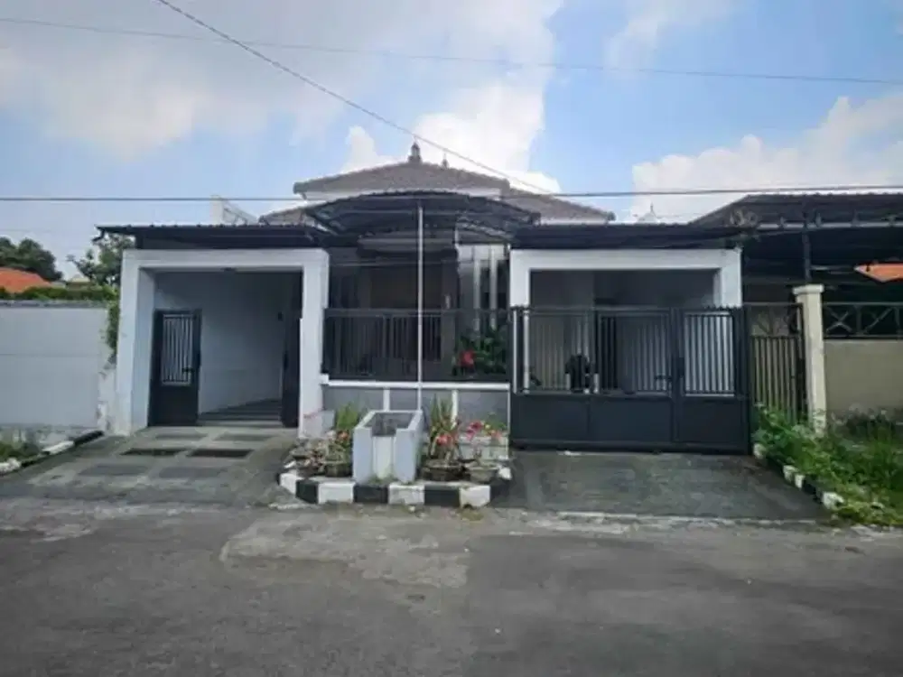 Rumah Manyar Terawat Siap Huni Strategis Tengah Kota