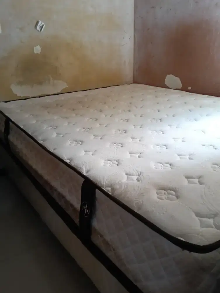Di jual spring bed plus dipan  dan sandaran Merek Central
