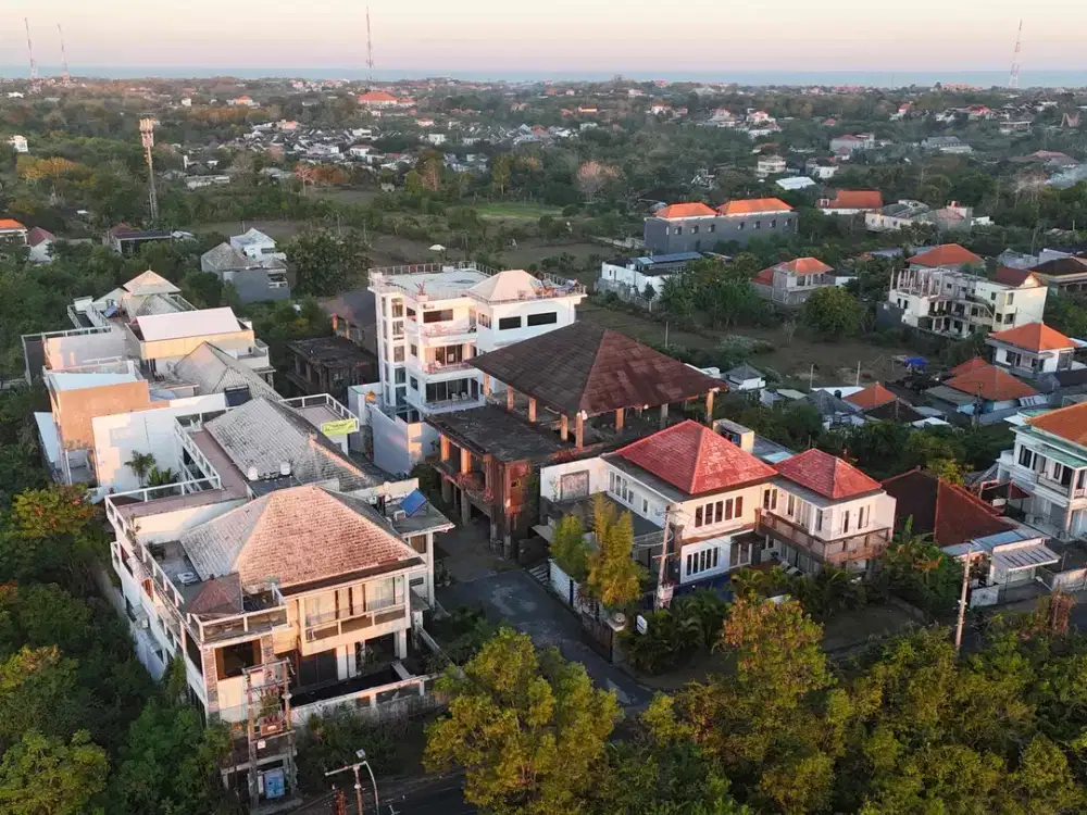 Tanah dan Bangunan Villa 3 lantai dekat GWK