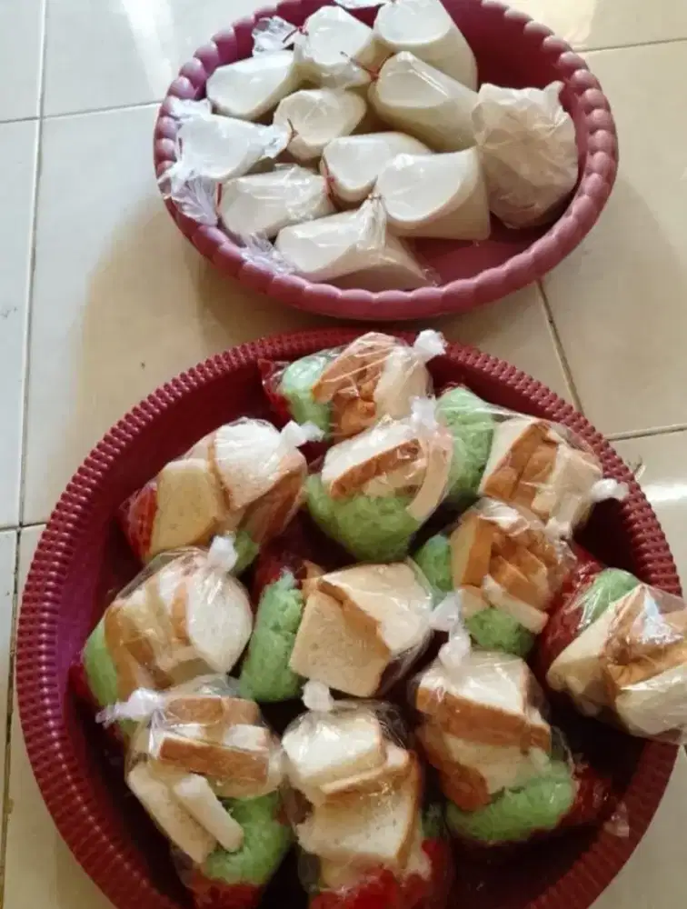 Menerima Pesanan Segala Macam Jajan Pasar. Angsle, Pastel, Lemper, dll