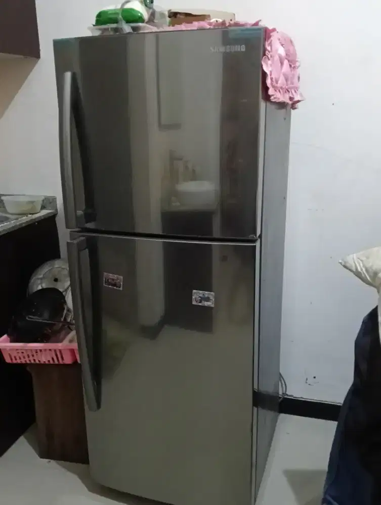 Di jual kulkas 2 pintu merek Samsung
