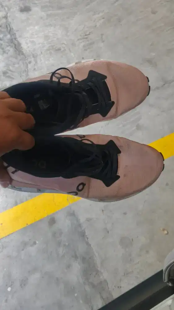 Sepatu on cloud