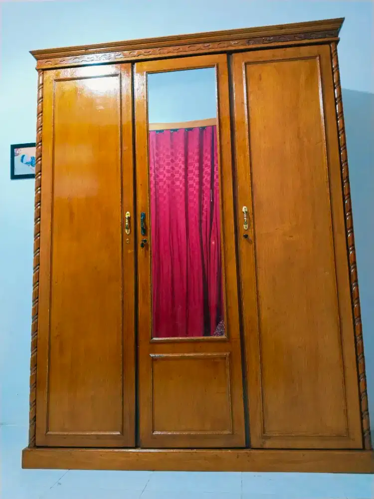 LEMARI 3 PINTU SEPERTI BARU
