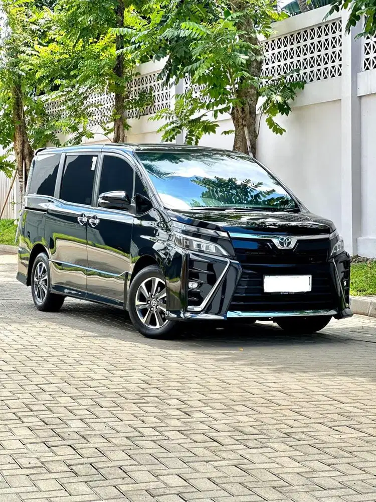 Toyota VOXY 2.0 AT Automatic Panoramic Sunroof Hitam 2019