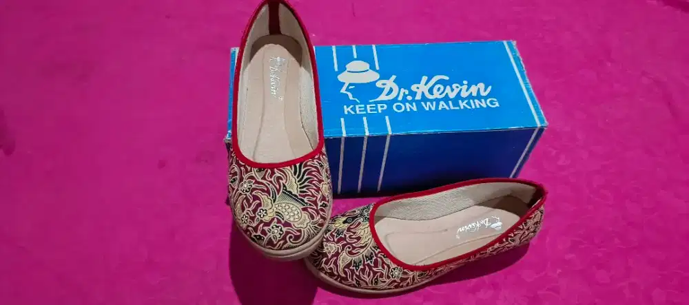 sepatu Dr.kevin slip on wanita no 39 (maroon batik)