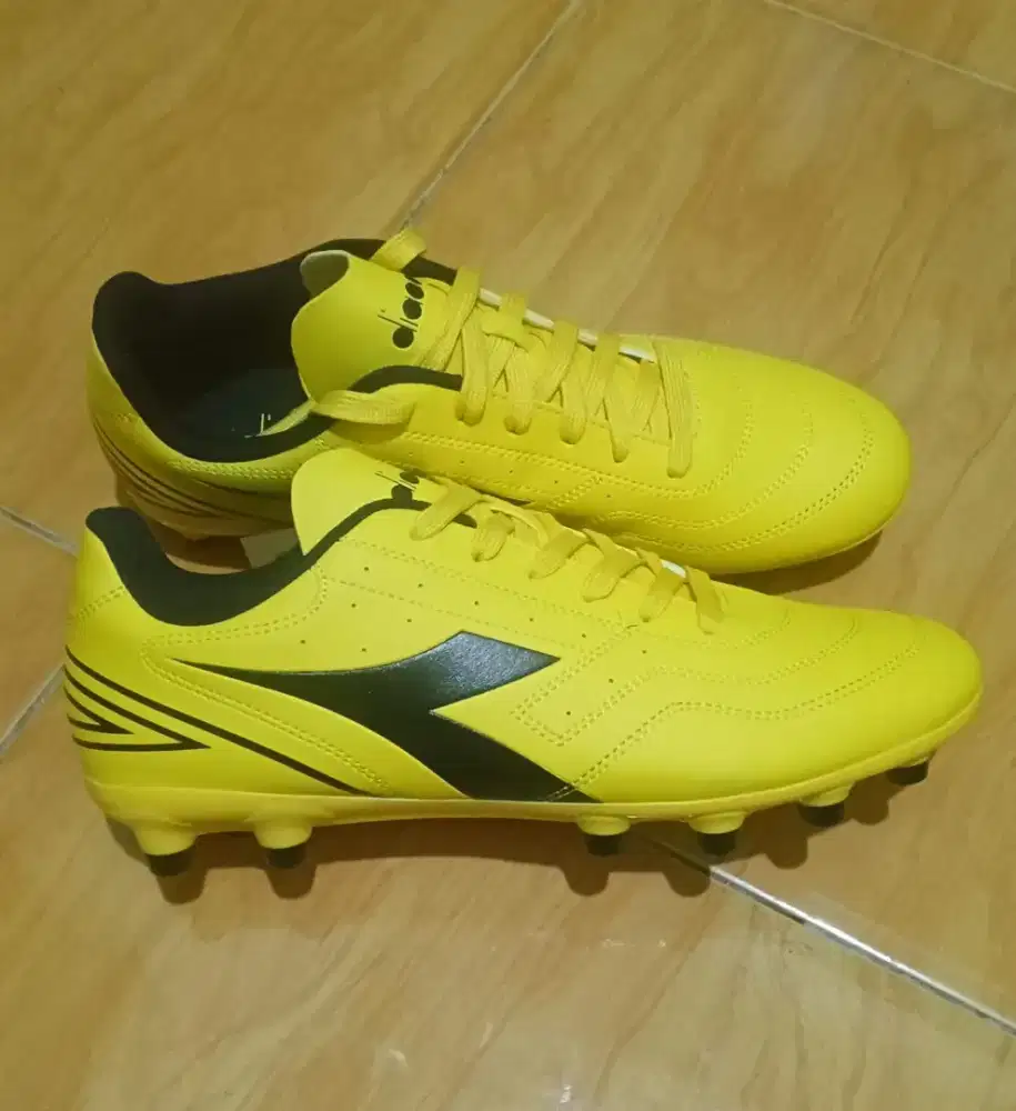 Sepatu bola Diadora