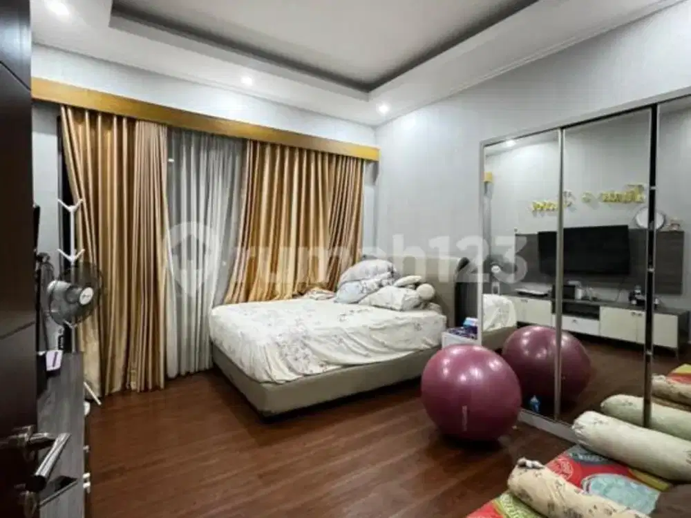 Dijul Rumah Golf Island Lantai Split Level Furnish Siap Masuk Bawa Koper Nego