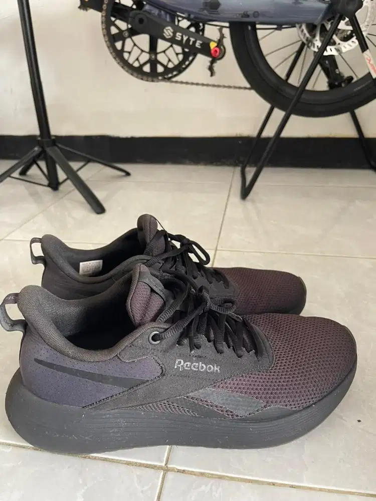 Reebok hitam sangat bagus kondisinya