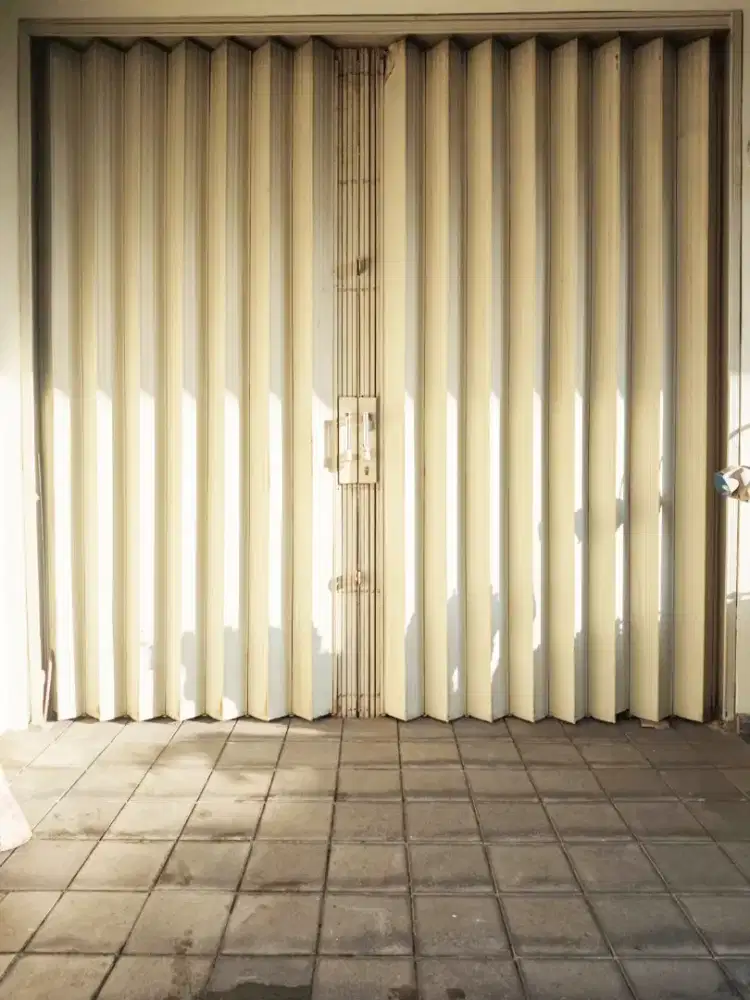 Pintu garasi lipat besi