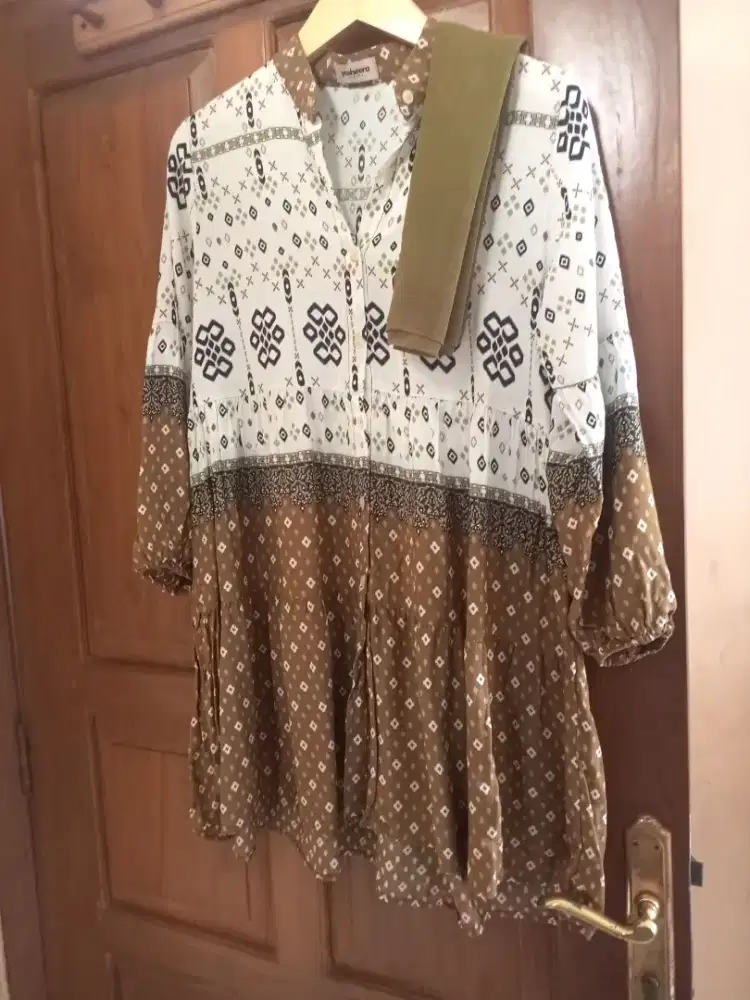 Sale blouse tunik cantik dan hijab segiempat hijau