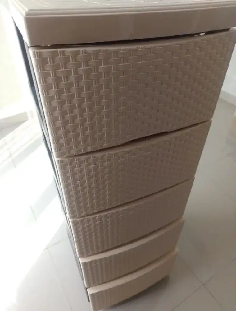 Lemari plastik loker aesthetic
