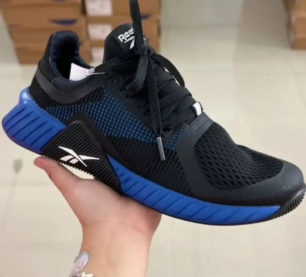 Sepatu hitam Reebok run size 40 dan 41 murah