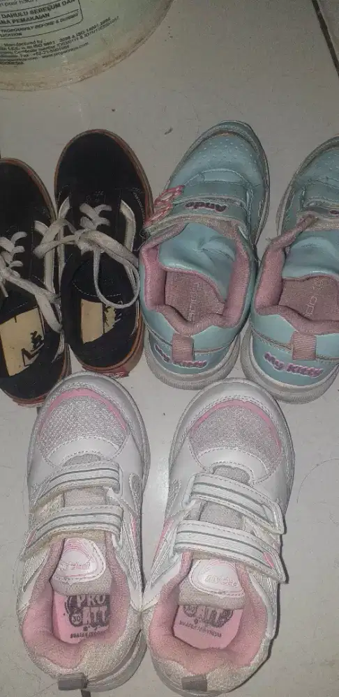 Sepatu anak sudah ga dipakai ,yang mau silahkan ambil saja gratis