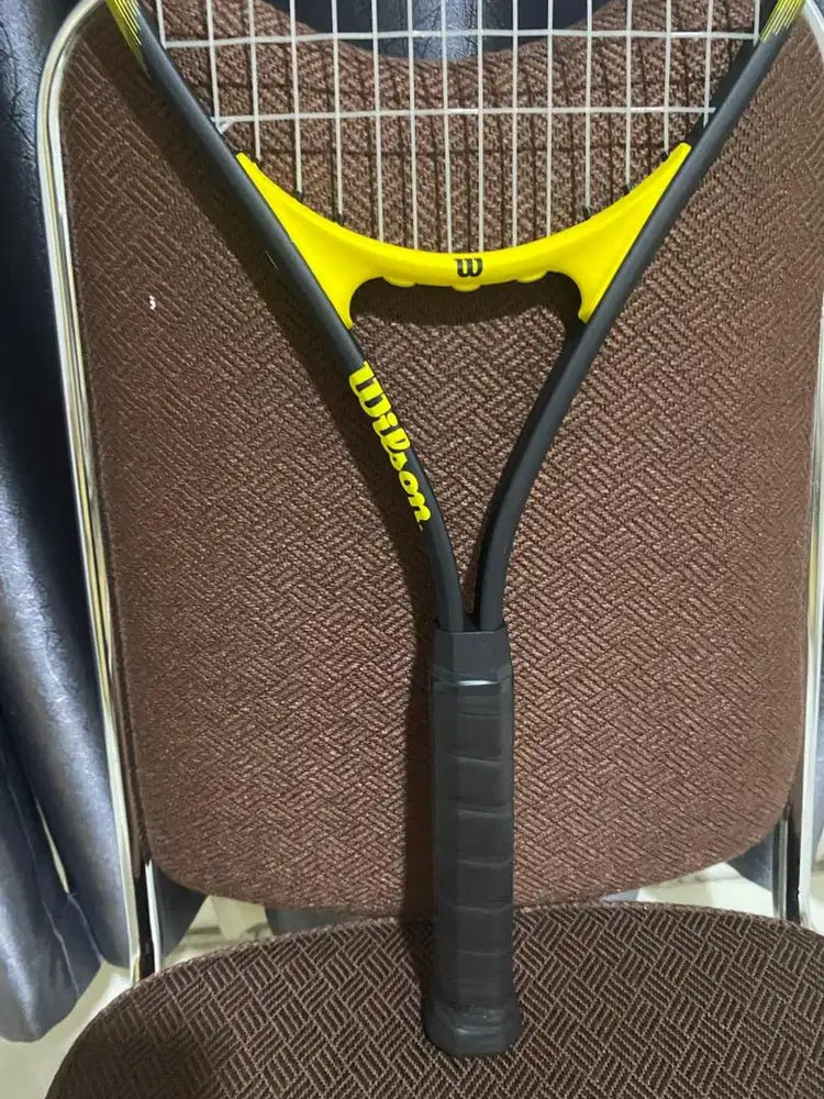 Dijual raket tennis kondisi 98% (baru sekali pakai)