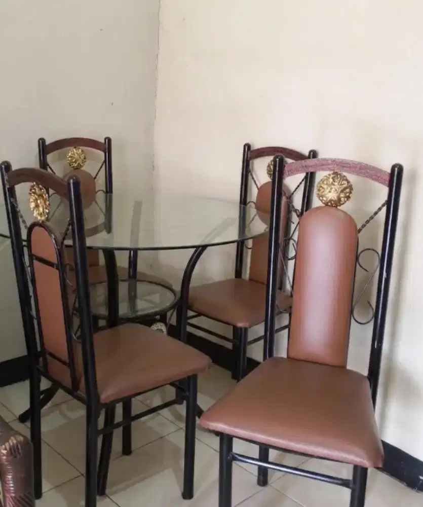 Set Meja makan dan Kursi