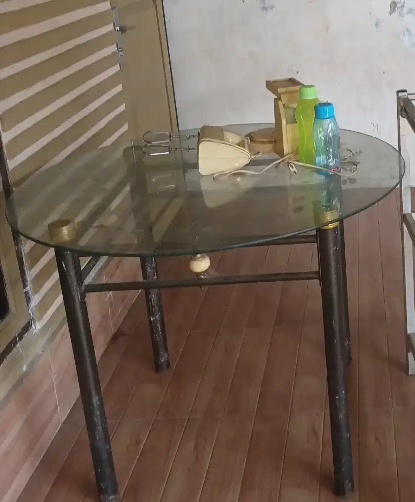 Meja kaca bulat