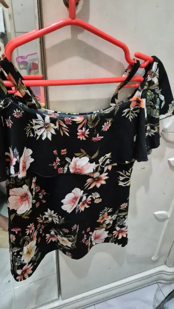 Blouse wanita motif bunga-bunga