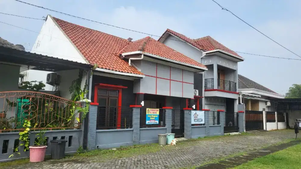 Rumah Besar full furnished Parkir Luas Sewa Bulanan