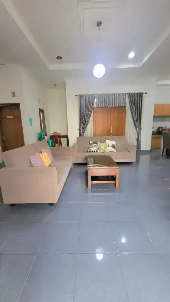 Rumah Besar full furnished Parkir Luas Sewa Bulanan