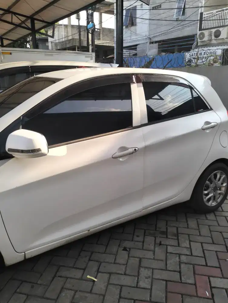 Pusat pemasangan kaca film mobil
