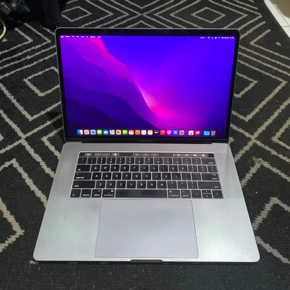 MacBook Pro Retina 15 Inch 2016 Touchbar 16/256 Mulus dan Murah !