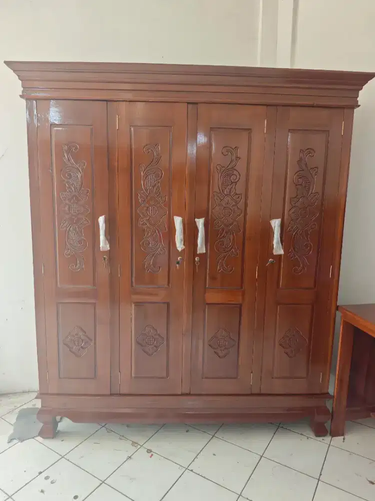 Lemari Pakaian 4 Pintu Kayu Jati