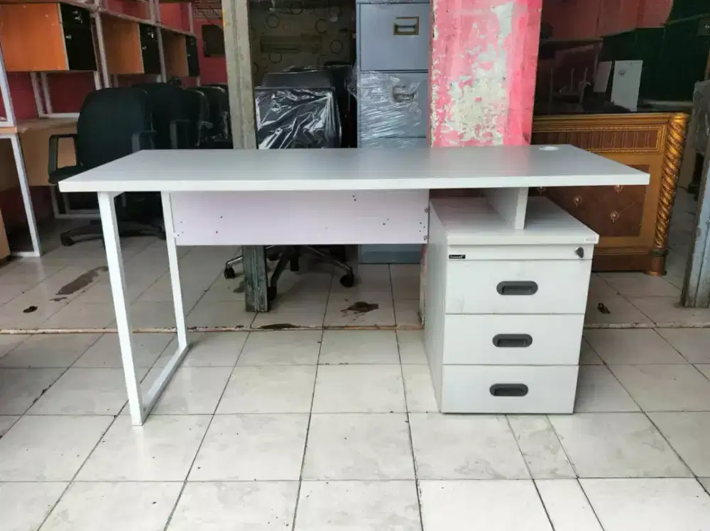Meja kantor minimalis include laci (kaki besi)