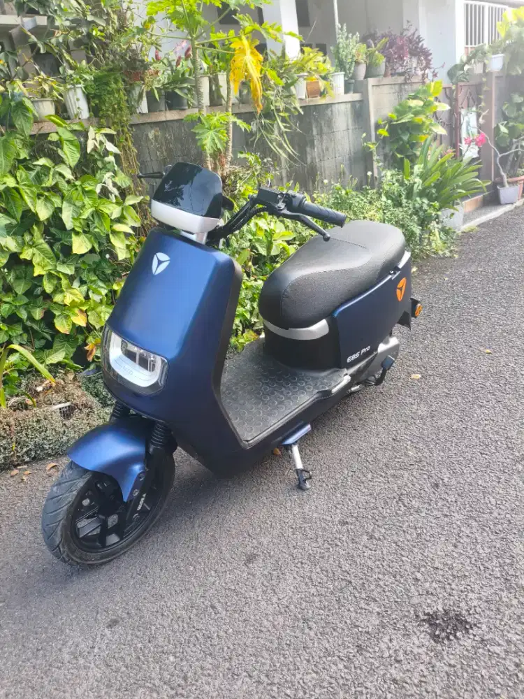 Yadea e8s pro biru