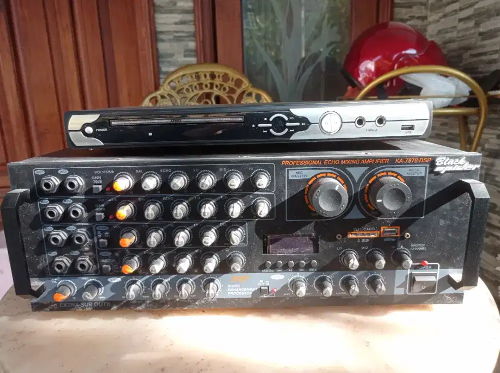 Satu set Ampli dan dvd player