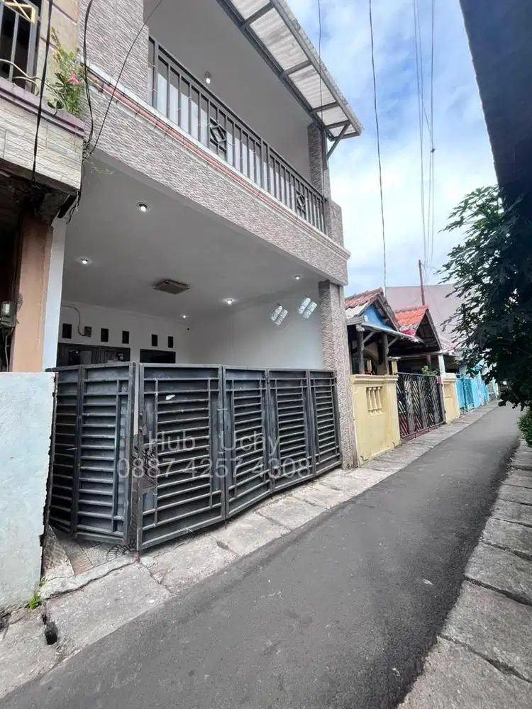 Disewakan - Rumah 3 lantai, baru renov, strategis, bebas banjir