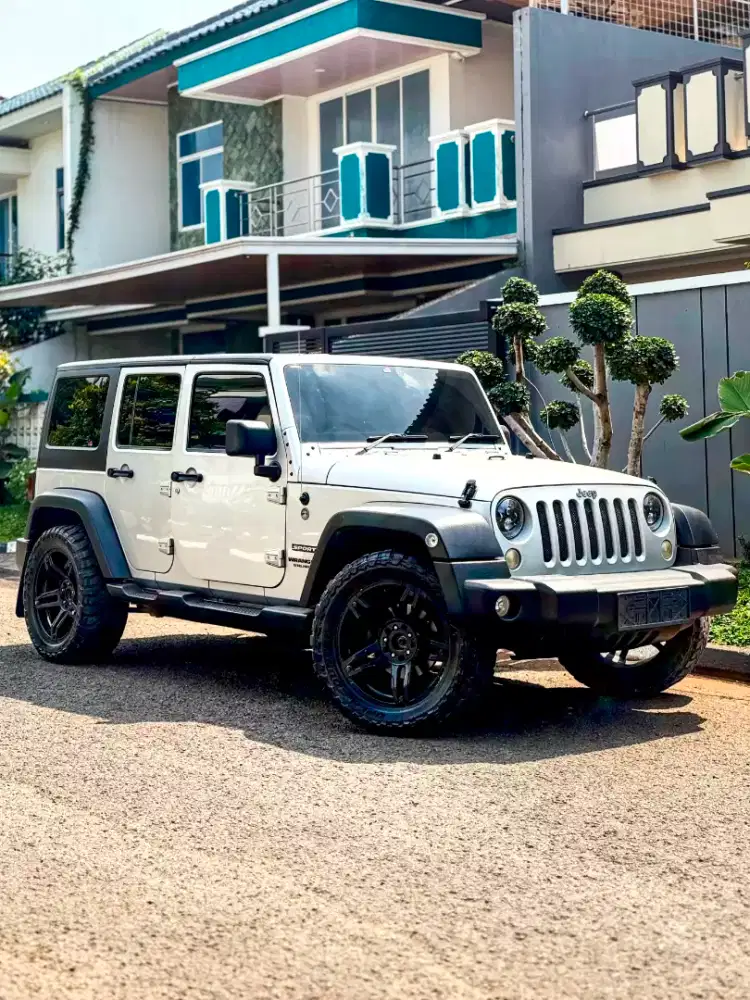 Jeep Wrangler Renegade Sport 2012!
4x4! Pemakaian Kota & Ngemall!