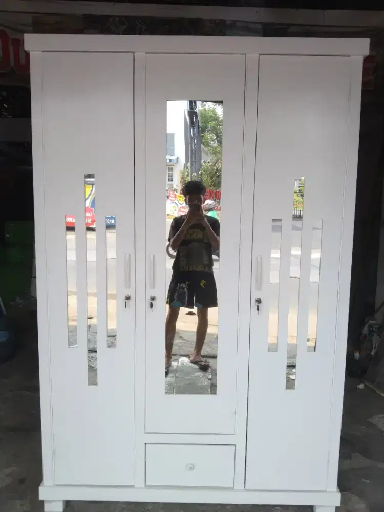 Lemari Pakaian 3 Pintu Kayu Multiplek Anti Air