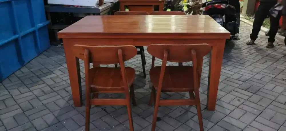 Kursi dan Meja Eks Resto